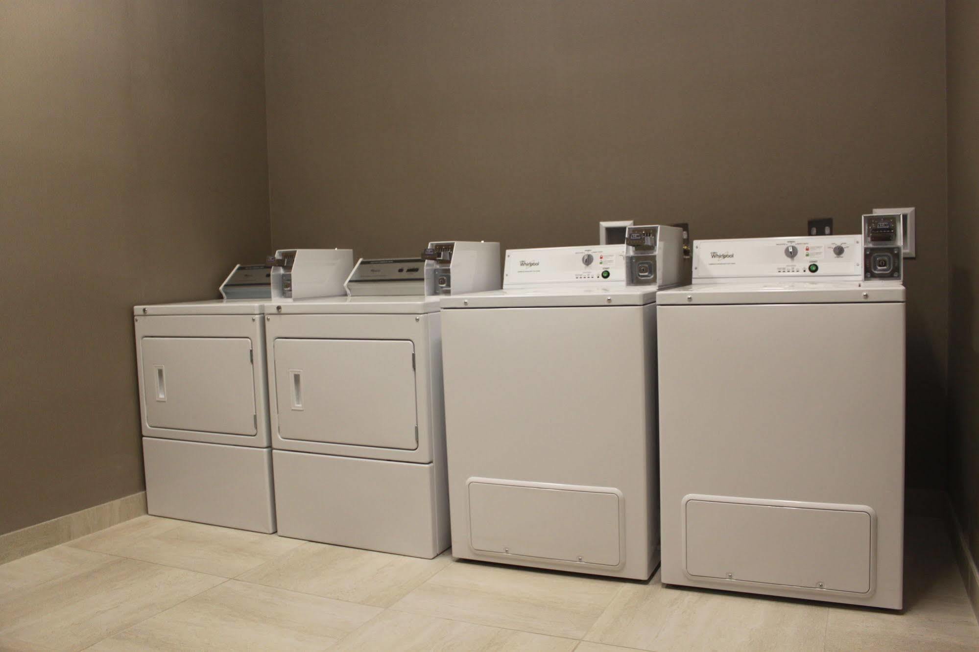 Meridian Inn & Suites لويدمينستر المظهر الخارجي الصورة